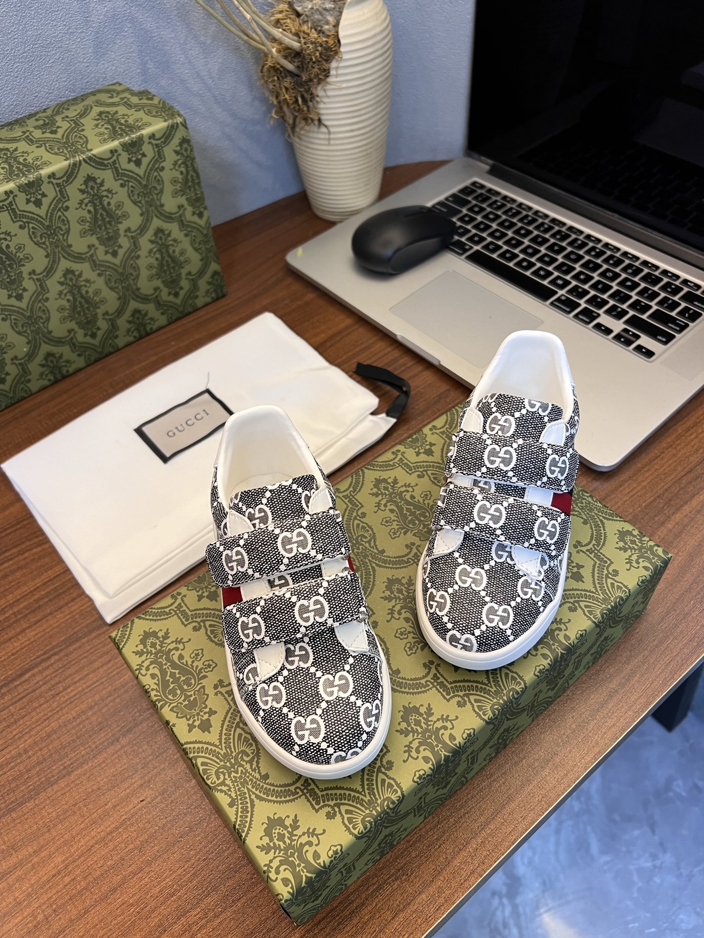 Children's shoes child